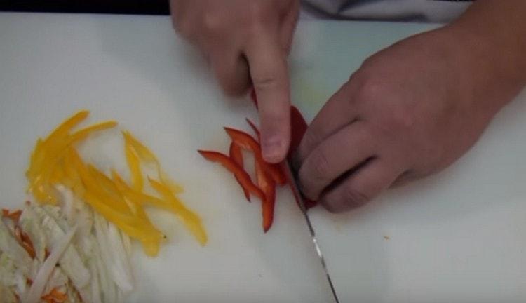 Tagliare il peperone a strisce.