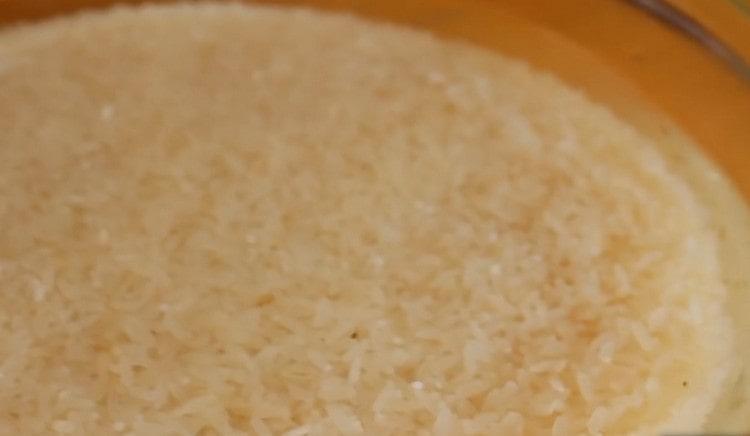 Оризът трябва да се излее с вода и да се остави, докато се наложи.