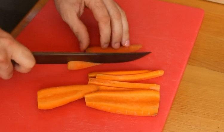 Нарежете морковите на кубчета. а лукът е половин пръстени.