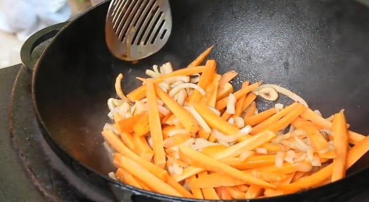 Aggiungi le carote e mescola.