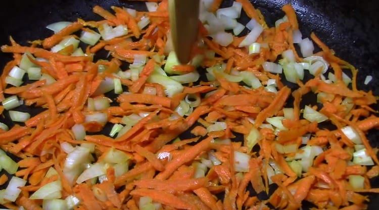 Paista sipulit porkkanoilla.