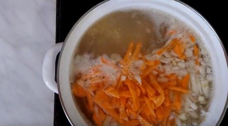 Přidejte nakrájenou cibuli s mrkví.