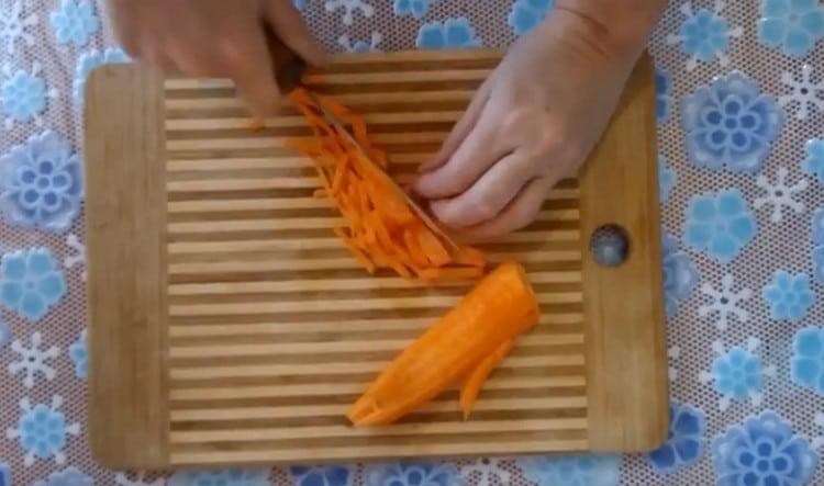 Taglia le carote a strisce sottili.