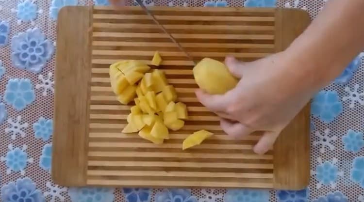 Die Kartoffeln in Scheiben schneiden.