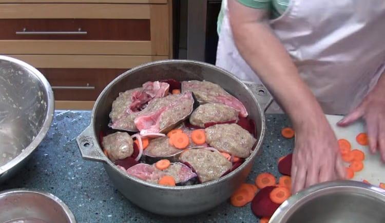 Pokud je mleté ​​maso ponecháno, jednoduše z něj připravíme kotlety a vložíme je také do pánve.