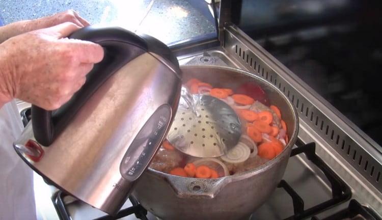 Απαλά μέσα από το κουτάλι με τρύπημα γεμίστε το πιάτο με νερό και να μαγειρέψετε.