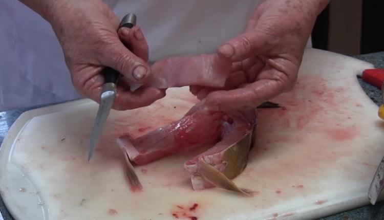 Leikkaa liha kustakin kappaleesta varovasti.