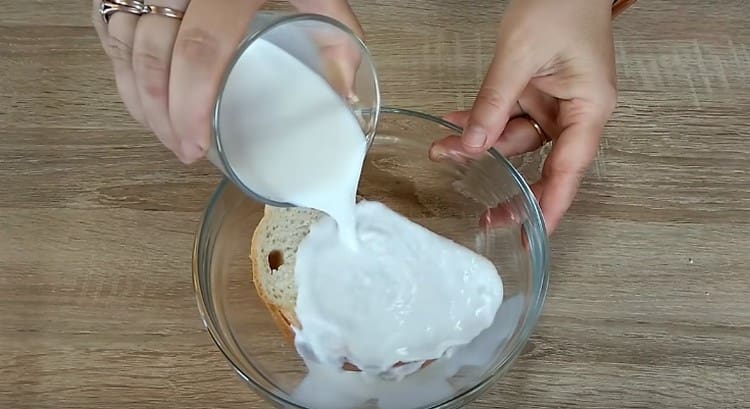 Versare il latte con pane bianco.