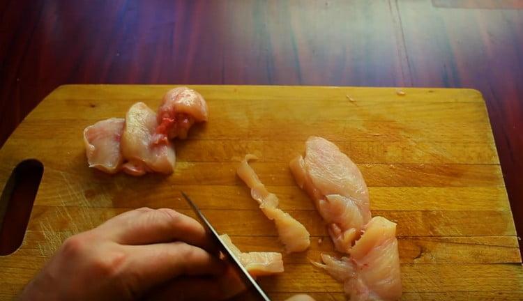 Nakrájejte kuře na malé proužky.