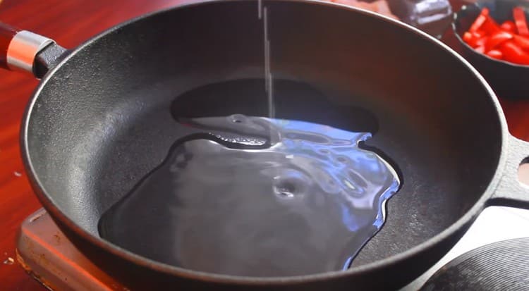 Загрейте тигана с растително масло.