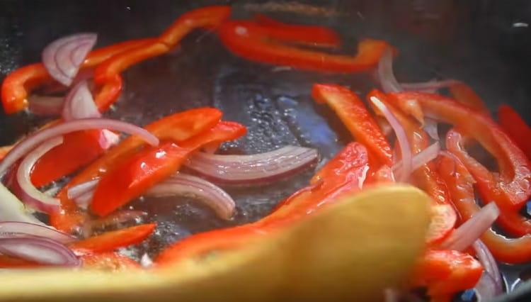 Σε ένα τηγάνι, απλώστε το κρεμμύδι και το πιπέρι.