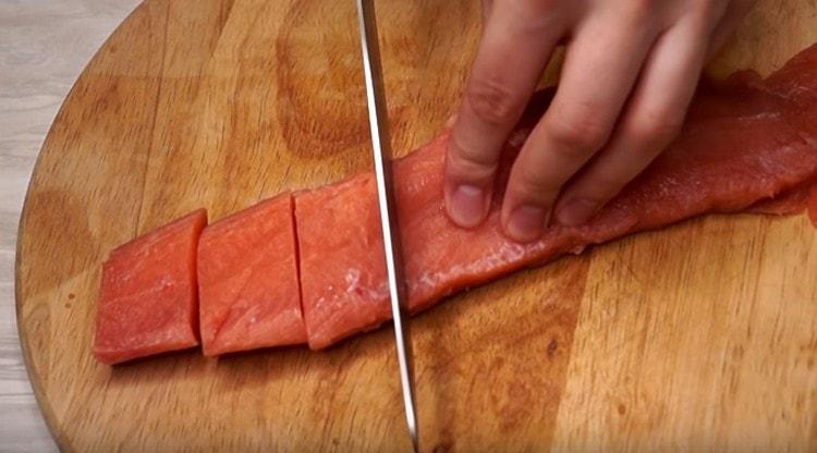 شرائح سمك السلمون المقطعة إلى قطع صغيرة.
