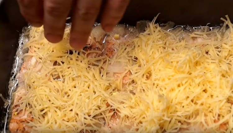 Πασπαλίστε τα ψάρια με τριμμένο τυρί λίγα λεπτά πριν το ψήσιμο.