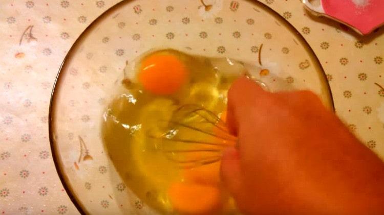Die Eier mit einem Schneebesen verquirlen.