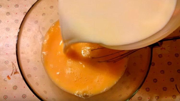 Do vajec přidejte mléko, sůl a znovu promíchejte.