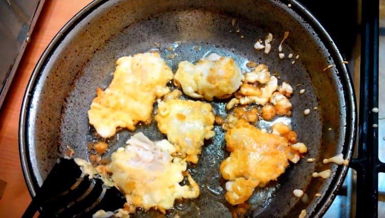 потопете всяко парче филе тесто и изпържете в тиган от двете страни.