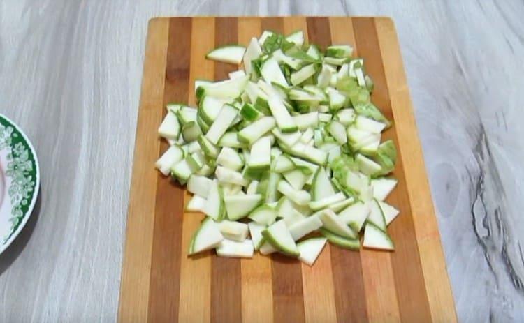 In dünne Scheiben Zucchini schneiden.