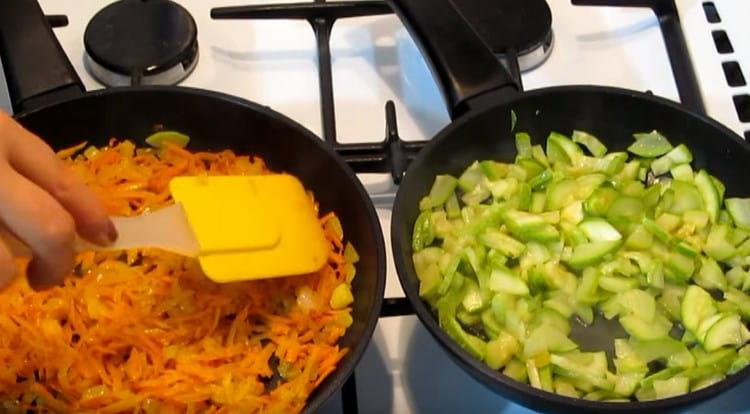 Σε μεμονωμένα τηγάνια, τηγανίζετε ελαφρά τα κολοκυθάκια και τα καρότα με κρεμμύδια.