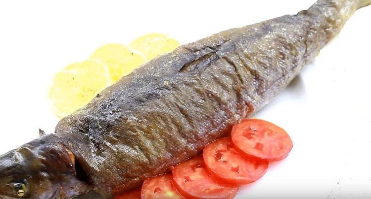 Subukan ang resipe na ito at magluto ng masarap na trout sa oven.