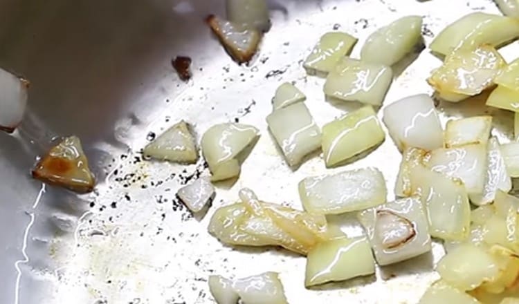 Friggere la cipolla fino a quando diventa tenera in una padella.