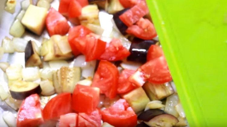 Į keptuvę įpilkite pomidorų ir dar kelias minutes pakepinkite daržoves.
