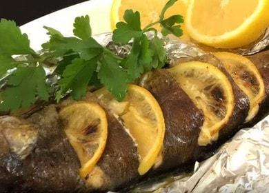 سمك السلمون الطري المخبوزة بورق في الفرن - وصفة لذيذة