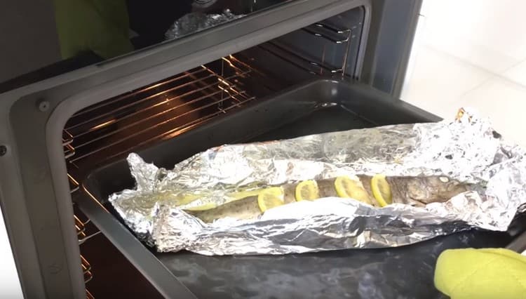 Mandiamo il pesce già nel foglio espanso nel forno per ottenere una crosta dorata.