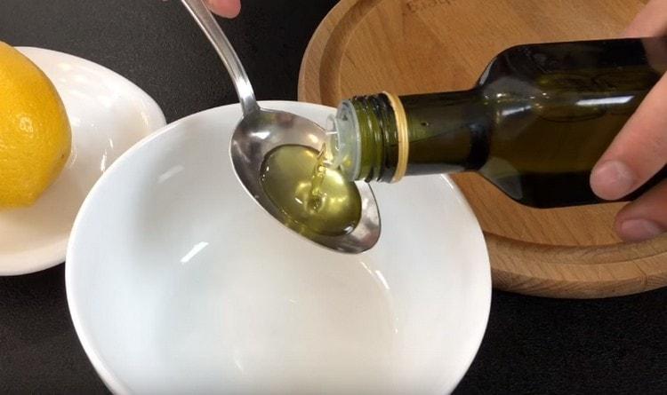 Für die Marinade verwenden wir Olivenöl.