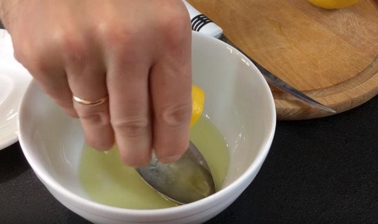 Fügen Sie Zitronensaft Olivenöl hinzu.