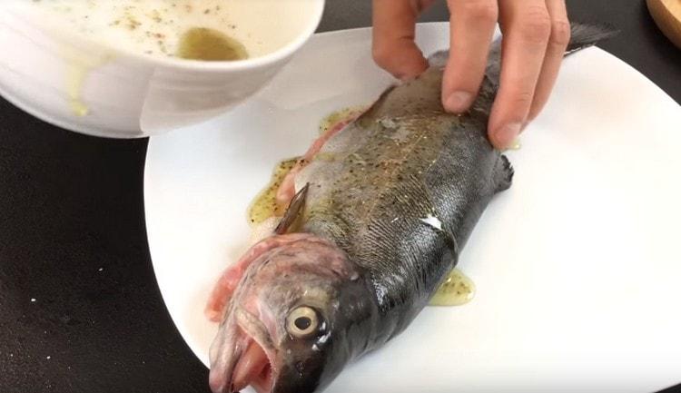 Die dabei entstehende Marinade fettet den Kadaver des Fisches innen und außen ein.