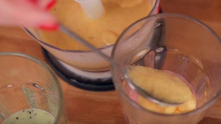 In einer zweiten Schicht den Kaki-Smoothie mit Banane in beiden Getränken verteilen.
