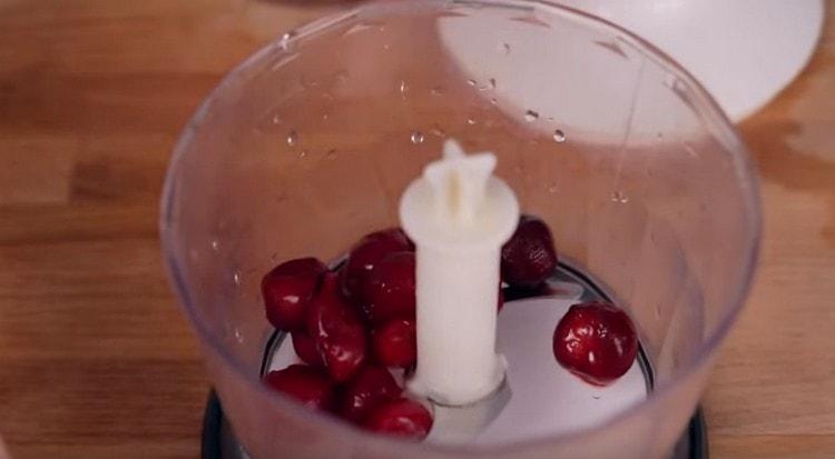 Distribuire le ciliegie snocciolate nella ciotola del frullatore.
