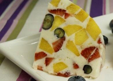 Ang fruit cake na may gelatin at kulay-gatas na walang baking - simple