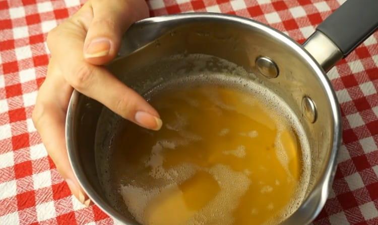 Gießen Sie kochendes Wasser über Gelatine. so dass es schwillt.