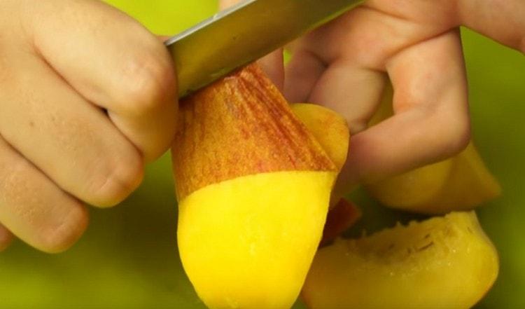 Leikkaa persikat viipaleiksi ja kuori ne.