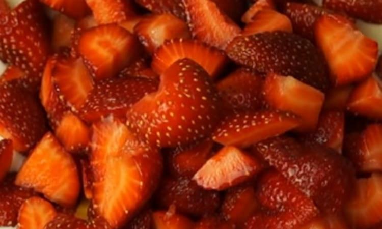 Erdbeeren in kleine Stücke schneiden.