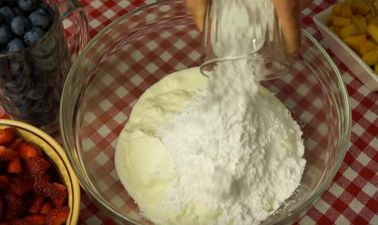 Προσθέστε σκόνη ζάχαρης σε ξινή κρέμα και ανακατέψτε.