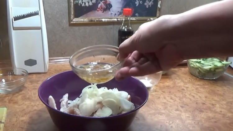 Fügen Sie dem Hecht eine frische Zwiebel hinzu, die in halbe Ringe geschnitten ist. sowie gehackte Röstzwiebeln.