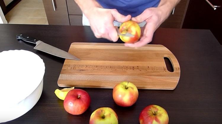 Pese omenat, kuori ne, poista varret ja siemenet.
