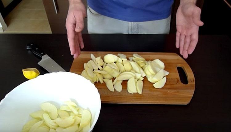 κόψτε τα μήλα σε λεπτές φέτες.