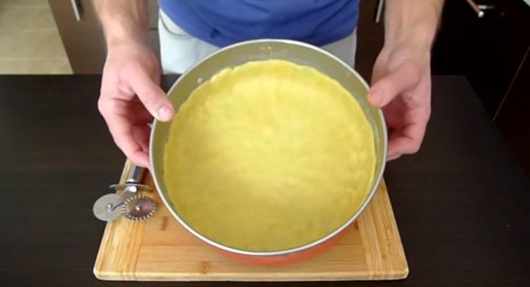 Iš tešlos formuojame pyrago pagrindą.
