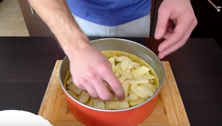 Разстиламе ябълки на равен слой.