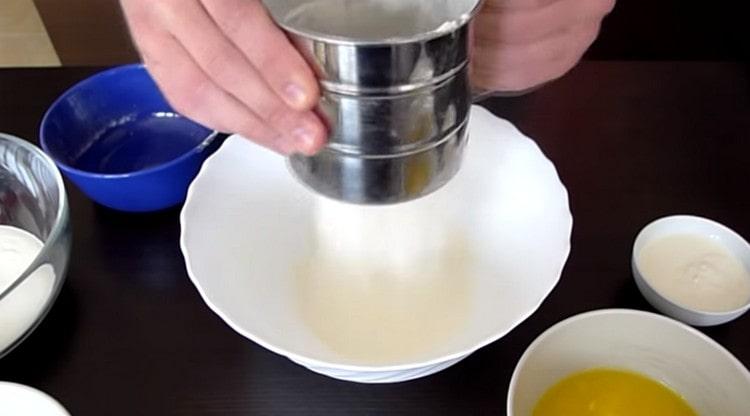 Пресейте брашното с добавяне на бакпулвер.
