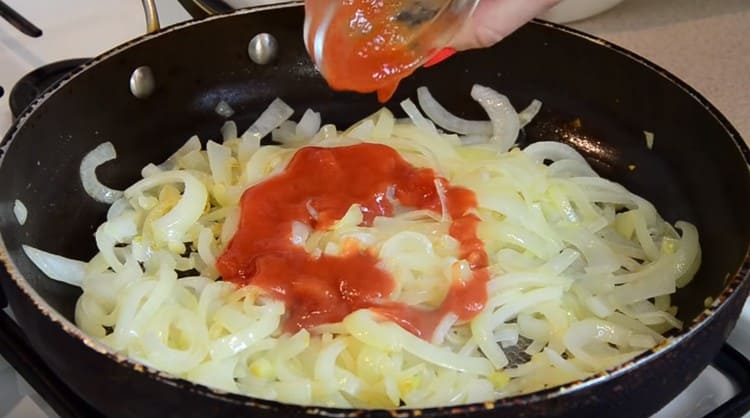 Magdagdag ng tomato paste o gadgad na kamatis sa sibuyas.
