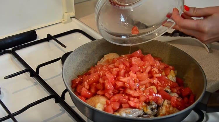 Добавете доматите към пилешкото месо и лука.