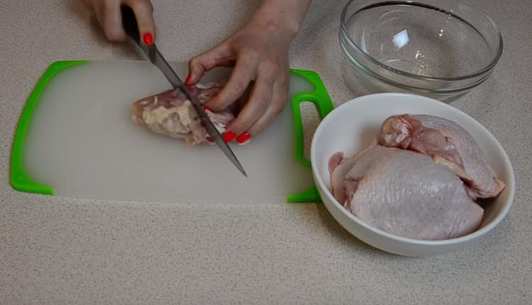 Lavare le cosce di pollo e tagliarle in 2 parti ciascuna.