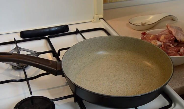 Ζεσταίνουμε το τηγάνι με φυτικό λάδι.