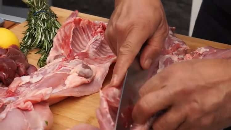 Για την παρασκευή σουβλάκια ψησταριάς. προετοιμάστε το κρέας
