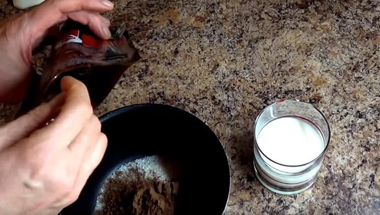 Ако искате да направите шоколадова глазура за украса на бисквитки, смесете какао със захар.