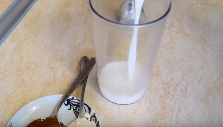 За да направите шоколадов пълнеж, комбинирайте мляко със захар.